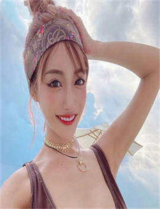 女巨人踩小人